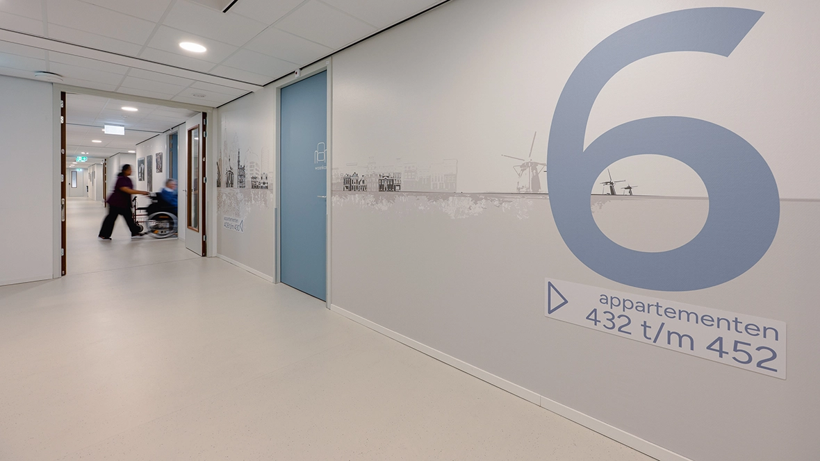 Saffier Groep - De Baton - Sphera homogeen vinyl in de kleur Linen in de gangen